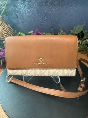 Michael Kors Tan & Cream Signature Crossbody Bag/Clutch